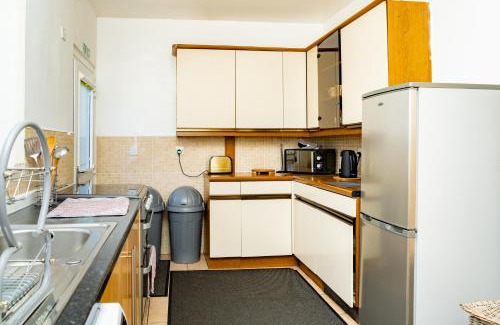 Newbridge House | Airport Home, Free Parking, Sleeps 6, Near City