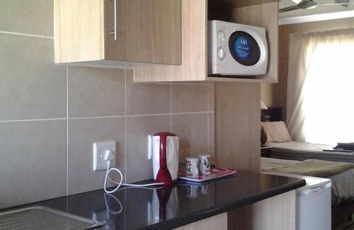 Kempton Park House | Airport Lodge Guest House