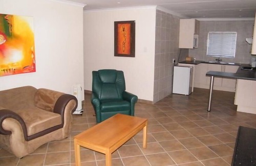 Kempton Park House | Airport Lodge Guest House