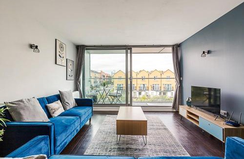 Tower Hamlets Apartment | Airy 2-Bedroom Flat with Balcony