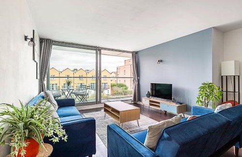 Tower Hamlets Apartment | Airy 2-Bedroom Flat with Balcony