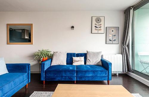 Tower Hamlets Apartment | Airy 2-Bedroom Flat with Balcony