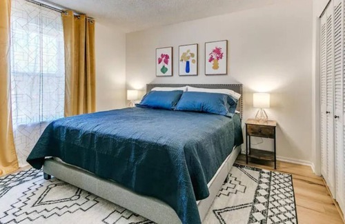 Broken Arrow Cottage | Airy & bright Broken Arrow cottage - fenced yard!