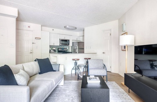Exchange Place North Apartment | Airy Jersey City 1BR w/Gym, W/D & Elevator, near PATH, by Blueground