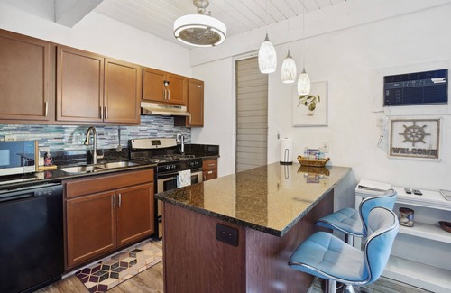Historic Kailua Village Condo | Airy Kailua-Kona Condo < 1 Mi to Beach + Town