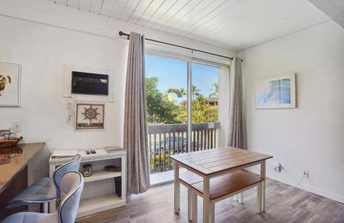 Historic Kailua Village Apartment | Airy Kailua-Kona Condo Less Than 1 Mi to Beach and Town