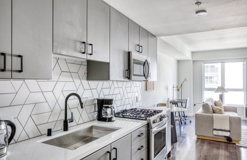 North Pine Apartment | Airy Long Beach Studio w/Pool & Gym, walk to Ocean Blvd, by Blueground