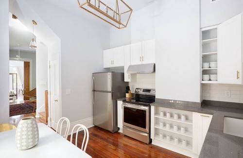 Uptown Historic District Apartment | Airy Magazine St Apt | Walk to Shops & Restaurants