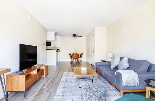 Mar Vista Apartment | Airy Mar Vista 1BR near shops, 5 min drive to Culver City, by Blueground