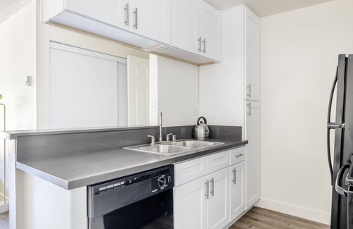Mar Vista Apartment | Airy Mar Vista 1BR near shops, 5 min drive to Culver City, by Blueground