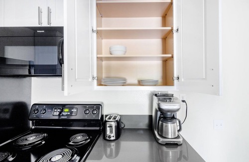 Mar Vista Apartment | Airy Mar Vista 1BR near shops, 5 min drive to Culver City, by Blueground