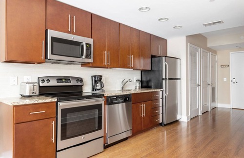 Mount Vernon Triangle Apartment | Airy Mount Vernon 1BR w/Gym, Pool & W/D, near Chinatown, by Blueground