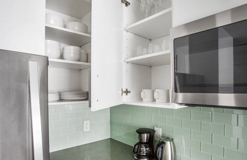 Mount Vernon Triangle Apartment | Airy Mount Vernon 1BR w/ Gym, Pool & W/D, near Metro, by Blueground