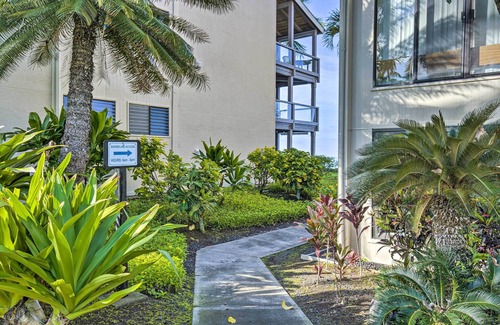 Kahaluu Bay Apartment | Airy Oceanfront Kailua-kona Gem w/Community Pool