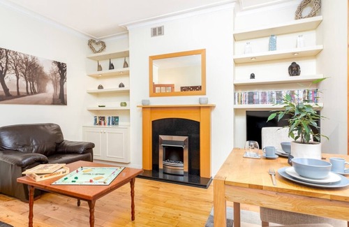 Askew Apartment | Airy Shepherds Bush Apartment