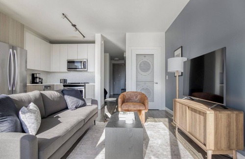 South Loop Apartment | Airy South Loop Jr 1BR w/Lounge, Pool & Gym nr Grant Park, by Blueground