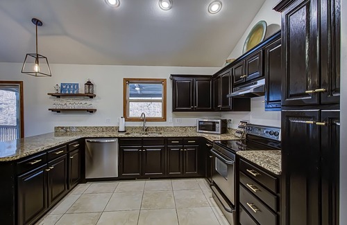 Jacksboro House | *Airy+Spacious Home* Lakefront w/Hottub & Dock