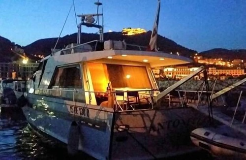 Historical Downtown Salerno Boat Rental | Akhir Cruise Charter