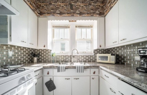 Highland Square House | Akron · Eclectic 4 BR in Akron, Highland Square king bed
