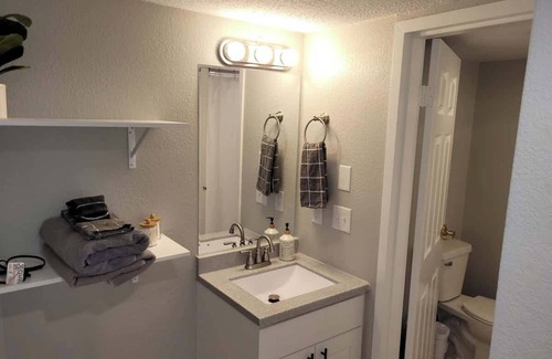 South Central Omaha Apartment | Aksarben Area-Modern & Spacious