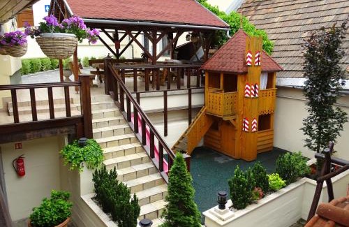 Esztergom Bed & Breakfast | Alabárdos Panzió és Apartmanház
