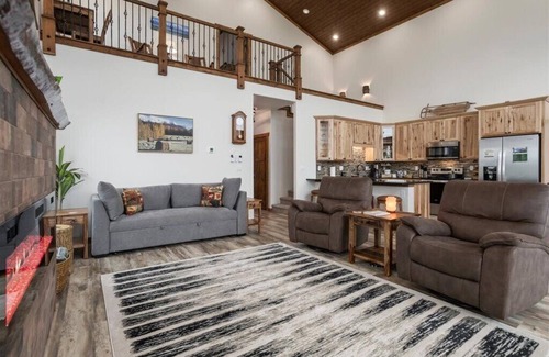 Palmer House | Alaskan White Christmas: Snow, Hot Tub & Magic!