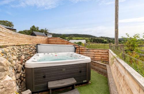 Ballater House | Alba - Charming boutique forest view cabin with hot tub in Ballater