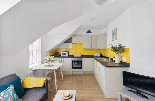 Roath Apartment | Albany 2 by Black Door Stays