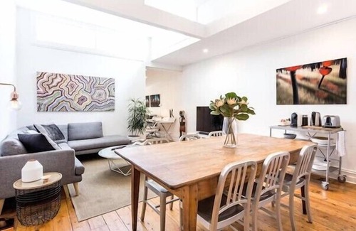 Albert Park Apartment | Albert Park Victorian House with Style and Art Gallery
