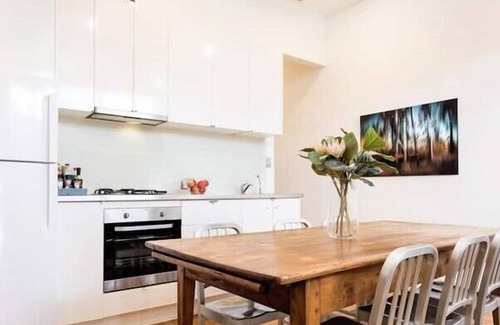 Albert Park Apartment | Albert Park Victorian House with Style and Art Gallery