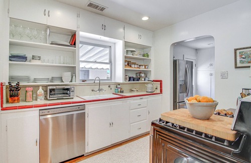 Nob Hill Cottage | Albuquerque Adobe Cottage: Yard, Walkable Area