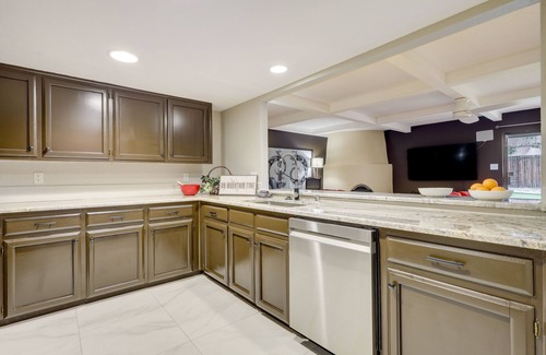 Paradise Hills Civic House | Albuquerque Home w/Hot Tub + Putting Green!