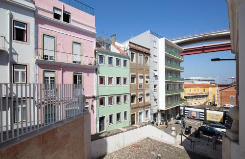 Santo Amaro Apartment | Alcantara Trendy Retreat