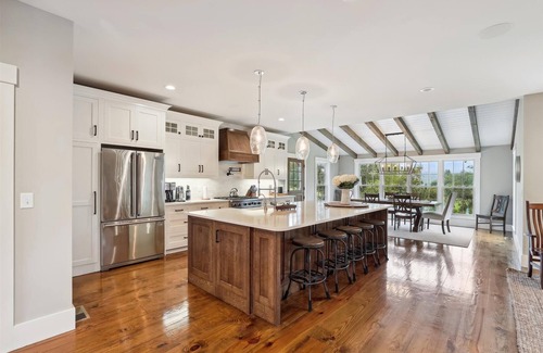 Stowe Hollow House | Alces Lodge: 5 br luxury new build, pond, firepit, a/c, 2 fireplaces, close to town
