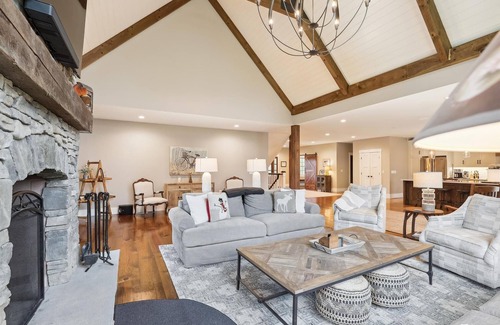 Stowe Hollow House | Alces Lodge: 5 br luxury new build, pond, firepit, a/c, 2 fireplaces, close to town