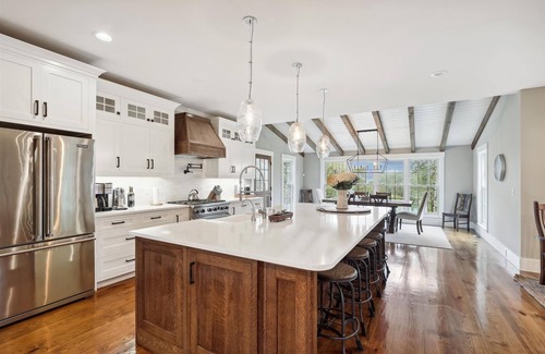 Stowe Hollow House | Alces Lodge: 5 br luxury new build, pond, firepit, a/c, 2 fireplaces, close to town