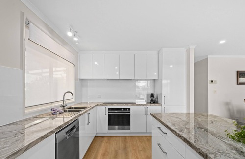 Aldinga Beach House | Aldinga Rose ~ Aldinga Beach - Homely Family Entertainer, 200m from the Beach ~ C21