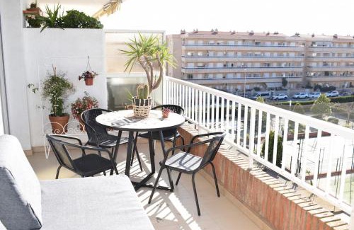 Blanes Apartment | Alegre apto con piscina, a 300m de la playa.