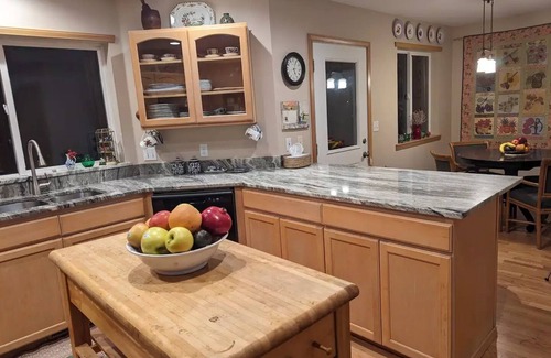 Moses Lake House | Alegria! Five Bedroom Colonial Style Home Conveniently Located! Pet Friendly!