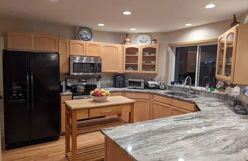 Moses Lake House | Alegria! Five Bedroom Colonial Style Home Conveniently Located! Pet Friendly!