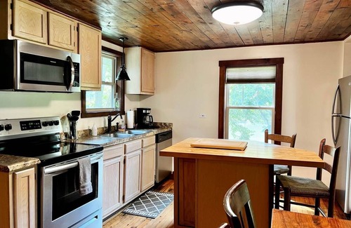 Alexander House | Alexander Haus Main @Camp Driftwood-Stay on River!