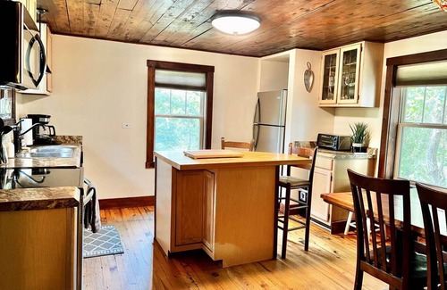 Alexander House | Alexander Haus Main @Camp Driftwood-Stay on River!