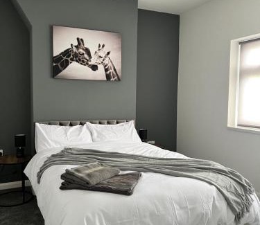 Crewe Apartment | Alexandra Apartment -Secured Parking -2 Bedrooms