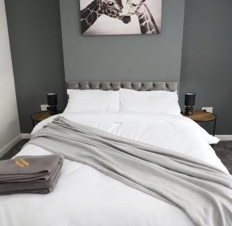 Crewe Apartment | Alexandra Apartment -Secured Parking -2 Bedrooms