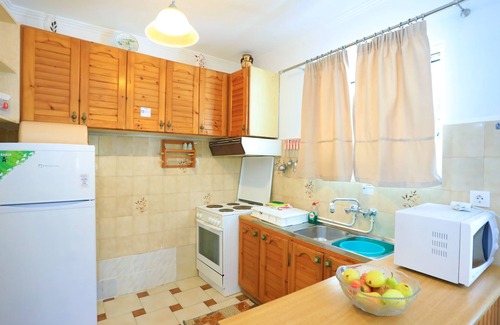 Katavolos Apartment | Alexandra, Renovated, for 4, near Kaminaki beach, A/C, WiFi