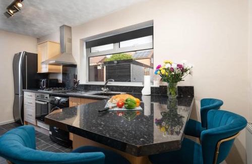 Bamber Bridge House | Alexandra - WiFi Parking Garden