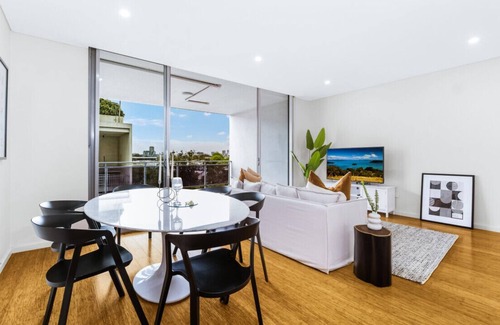 Alexandria Apartment | Alexandria · Nr Sydney CBD 3 Bedroom Modern Apt with 1 Carspot
