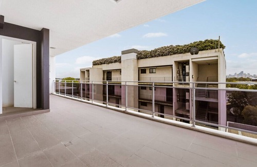 Alexandria Apartment | Alexandria · Nr Sydney CBD 3 Bedroom Modern Apt with 1 Carspot