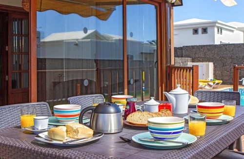 Montana Roja Villa | Alhambra, Amazing villa in Playa Blanca w/