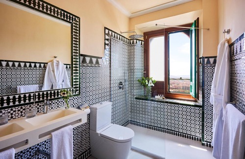 Central District Hotel | Alhambra Palace Hotel